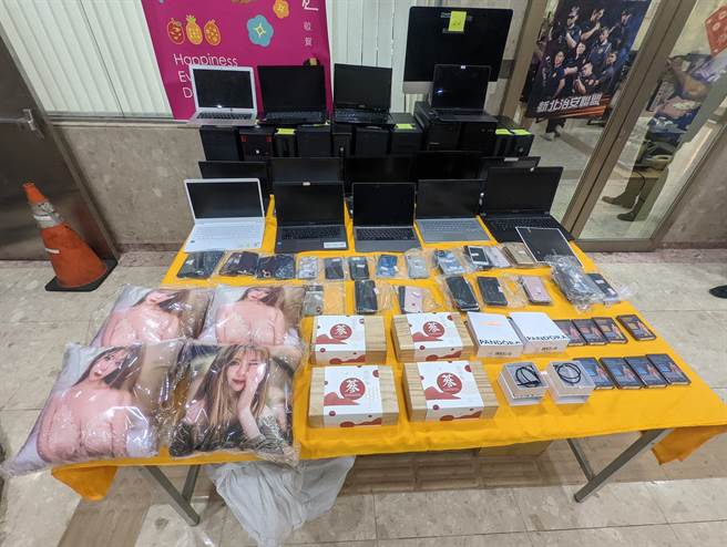 警方查扣监视器主机1台、电脑主机35台、维生素商品10盒 、姜黄素商品10盒、叶黄素商品10盒、人蔘胶囊10盒、人蔘礼盒10盒、商品库存清单1份、抱枕10颗、潘朵拉手环10盒、智慧型手机68支等赃证物。(黄敬文摄)