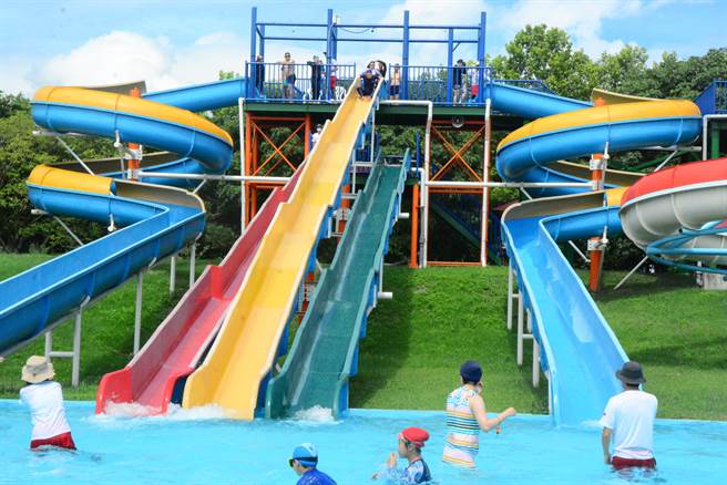 花蓮知卡宣水上樂園今天起開放，園區有多項清涼水上戲水設施，適合大人小孩。（王志偉攝）