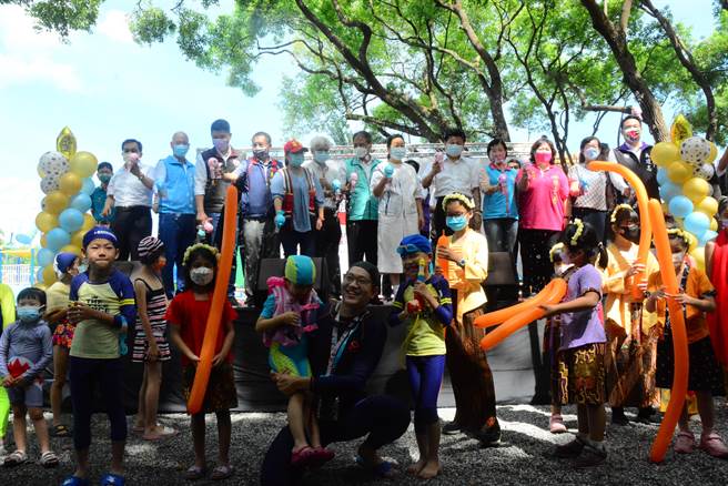 花蓮知卡宣綠森林親水公園今開放，係長徐榛蔚與各界慶開園。（王志偉）