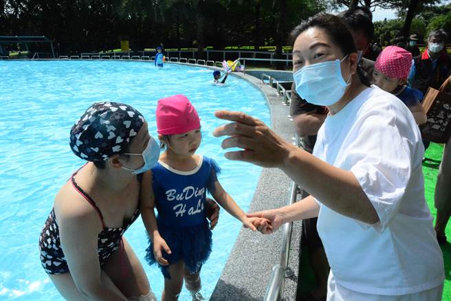 縣長徐榛蔚走訪園區，與家長小孩寒暄。（王志偉攝）