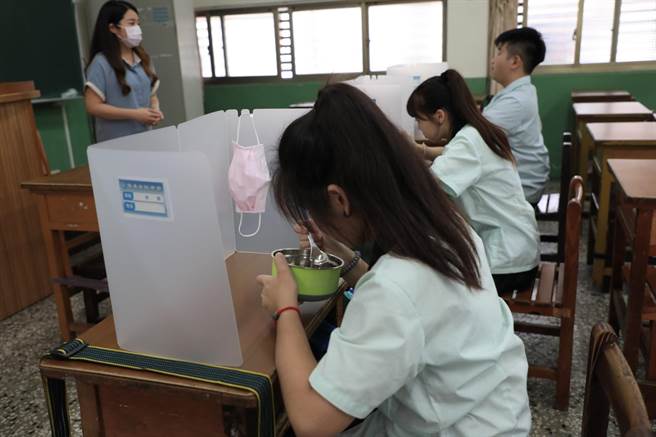 台中市328所市屬學校中，有181所學校經過校內午餐供應推行委員會開會討論後，為確保營養午餐品質，決議調整收費價格，平均每餐調漲金額約4.4至4.6元，漲幅約1成。（市府提供／謝瓊雲台中傳真）