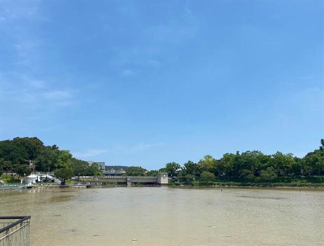 市府表示，隔天上午即全力排除湖面废弃物，预计今日就会完成。（新竹市政府提供／王惠慧新竹传真）