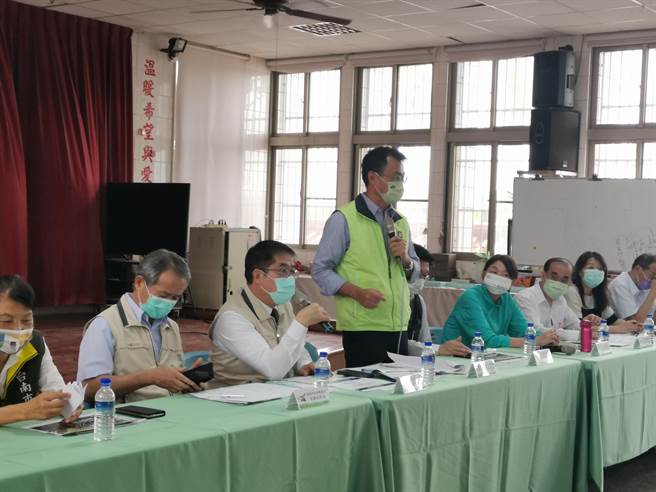 农委会主委陈吉仲率团南下说明辅导石斑鱼产业措施。(刘秀芬摄)