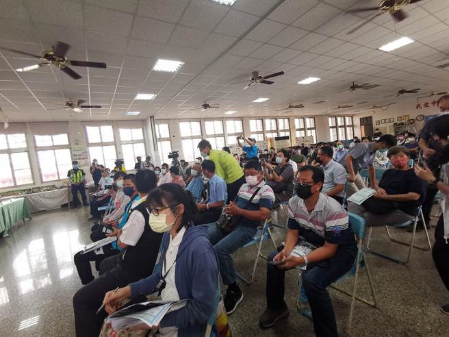 农委会主委陈吉仲率团南下说明辅导石斑鱼产业措施，参与座谈渔民踊跃。(刘秀芬摄)