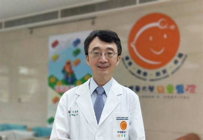 中醫大兒童醫院院長王志堯帶領院內各專科率先開放兒童後新冠特別門診，為台灣中部孩童減緩新冠肺炎後遺症。（中醫大提供／張亦惠台中傳真）