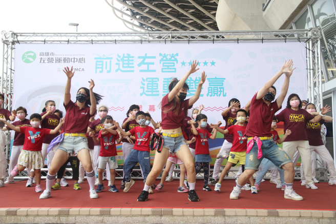 左營運動中心與國際級建築、自然生態景觀合而為一，成為獨樹一幟的運動休閒場所，為北高雄注入不一樣的運動活力。(林雅惠攝)