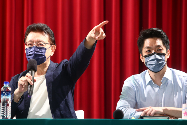 中广董事长赵少康（左）。（资料照/邓博仁摄）