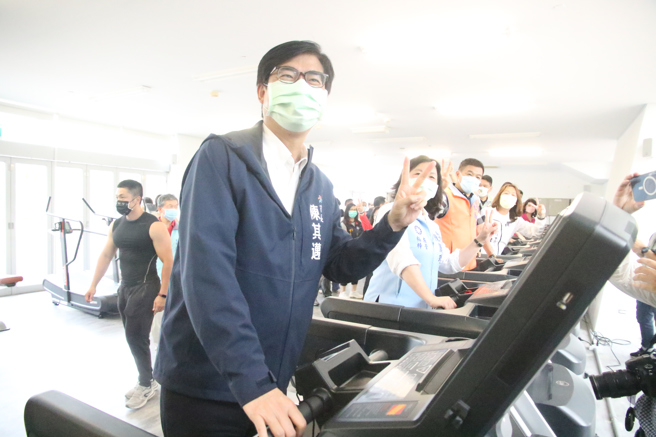 陳其邁表示，近年運動健身已成為生活日常，為了讓市民能夠就近運動，市府陸續布建13座運動中心。(林雅惠攝)