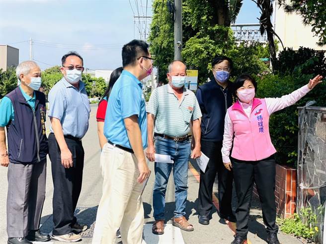 育英国小创校至今58年，长期无独立警卫室，立委杨琼璎前往会勘。（陈淑娥摄）