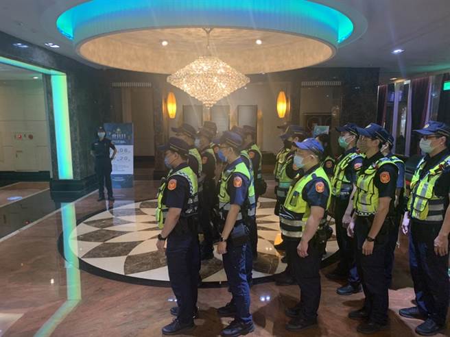 因应暑假来临，青春专案上路，永和警分局与邻近分局6月30日晚上10点起执行区域联防、扩大临检。（警方提供）