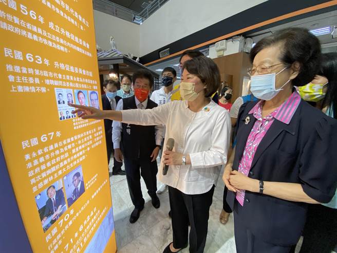嘉义市长黄敏惠偕总统府资政张博雅回顾升格的歷程史料。（廖素慧摄）