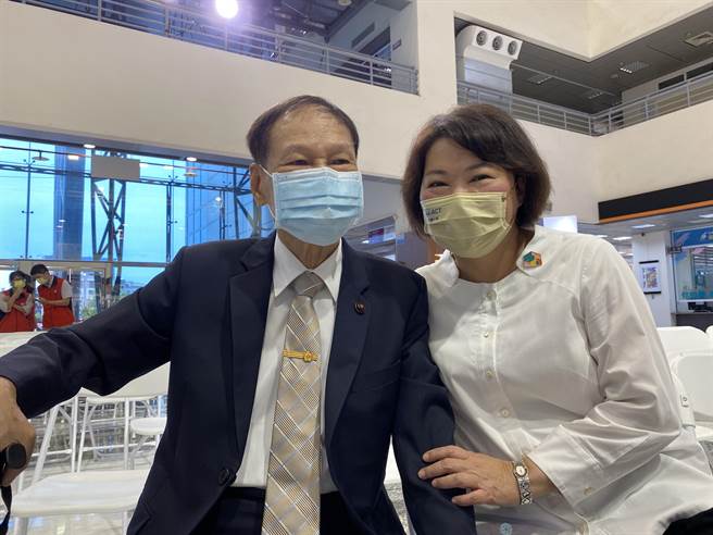 嘉义市长黄敏惠感谢前县议员罗锦义促成嘉义市升格。（廖素慧摄）