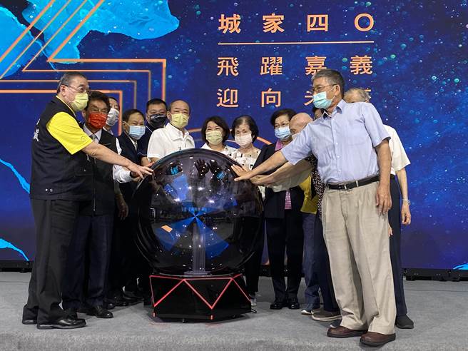 嘉义市长黄敏惠启动嘉义市升格40周年特展。（廖素慧摄）