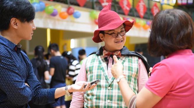 （科思创科学舞台剧受访的听损演员 陈东亮（左二）图／台湾科思创提供）