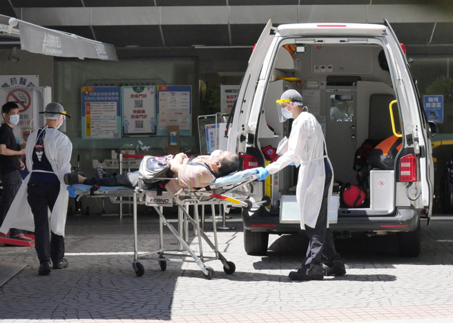 医院的防疫急门诊外，救护车送来一名病患看诊。（陈俊吉摄）