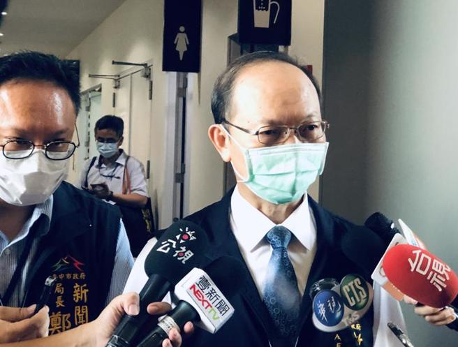 台中市已有181校将调整营养午餐价格，平均调涨金额约新台币4.4至4.6元。台中市教育局长杨振升（右）1日在台中市议会接受媒体联访表示，这波费用调涨，市府会全部吸收，弱势学生权益不受影响。（图/ 中央社）