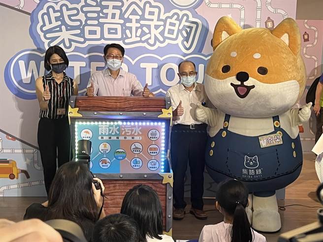 副市长陈纯敬与「柴语录」布偶一同为展览揭开序幕。（王扬杰摄）