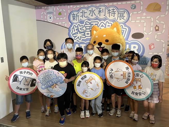 副市长陈纯敬与「柴语录」布偶一同为展览揭开序幕。（王扬杰摄）