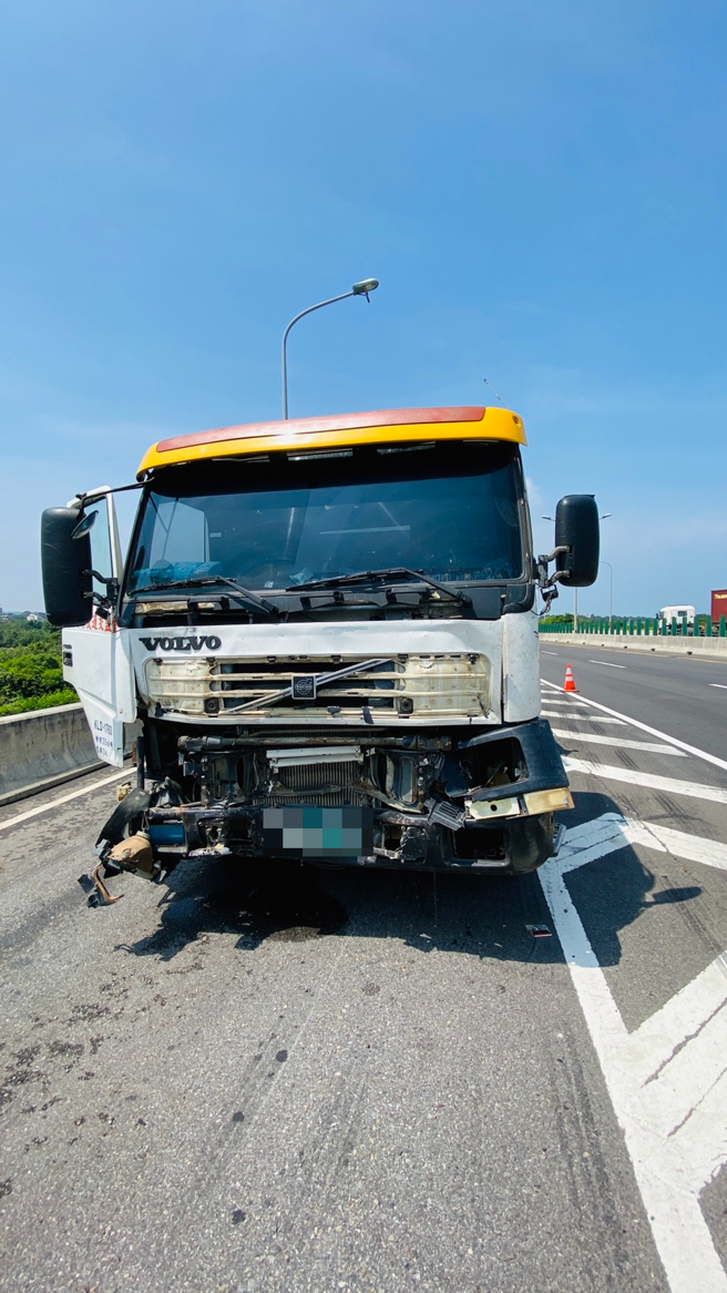 台61線通霄匝道重大車禍，2工人遭貨車直撞造成2死 。(謝明俊翻攝)