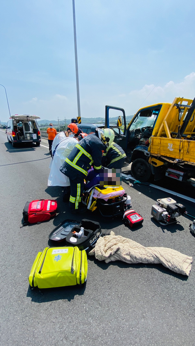 台61線通霄匝道重大車禍，2工人遭貨車直撞造成2死 。(謝明俊翻攝)