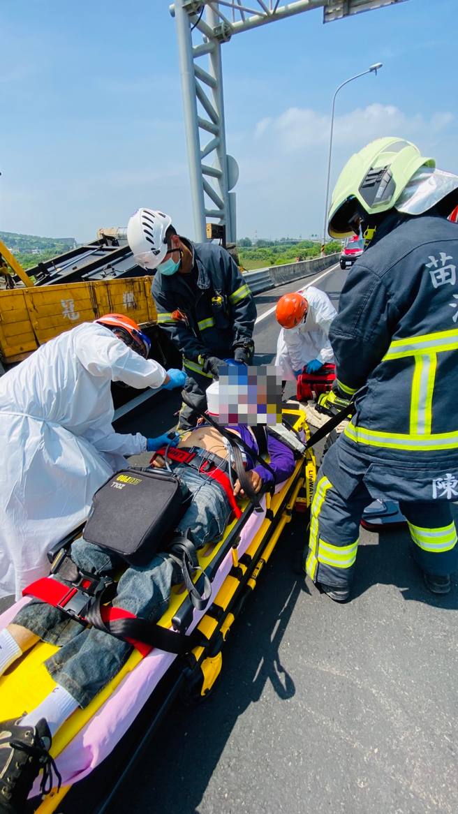 台61線通霄匝道重大車禍，2工人遭貨車直撞造成2死 。(謝明俊翻攝)