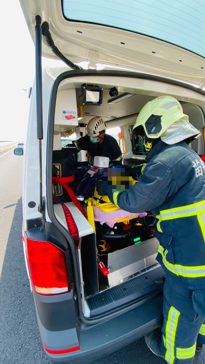 台61線通霄匝道重大車禍，2工人遭貨車直撞造成2死 。(謝明俊翻攝)