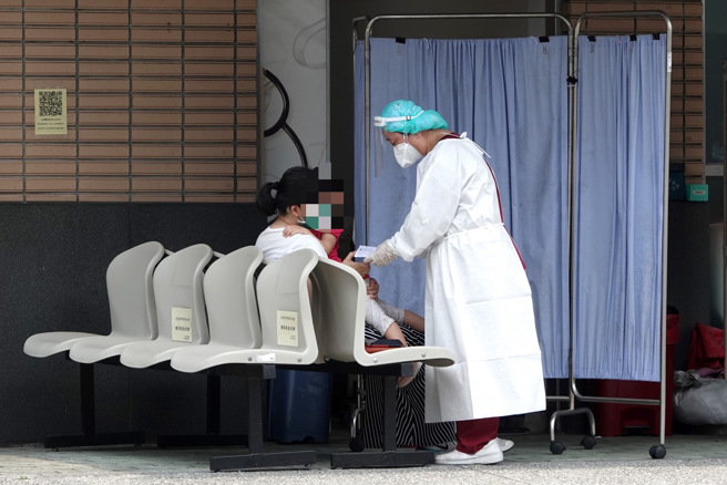 本土疫情尚未平息，民眾带着幼童前往医院急诊处就诊。（示意图／黄世麒摄）