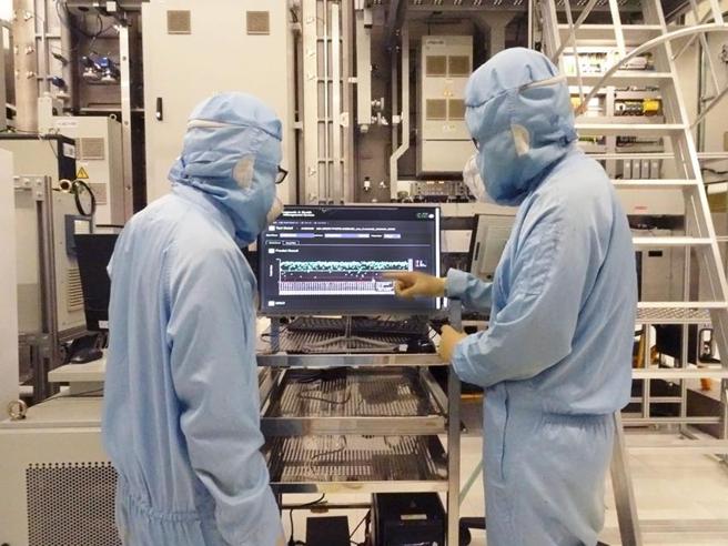 （友達整合AIoT、數位物聯網與數據分析等技術，將設備監測結果呈現於PHM平台，協助工廠人員快速掌握機台狀態。圖／友達提供）