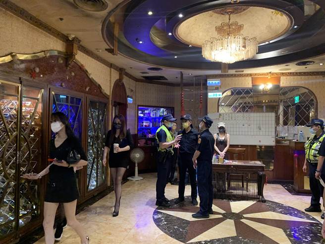 青春专案首日新北市警局执行扩大临检。（新北市警察局提供）