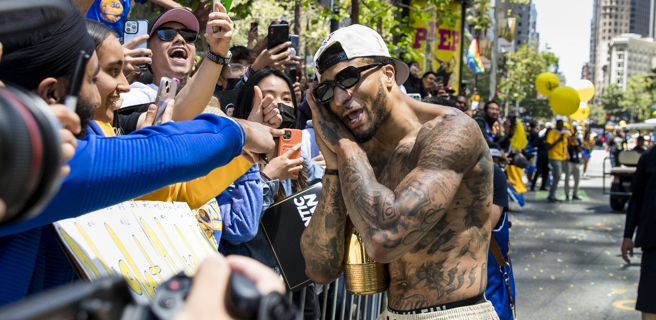 小裴顿封王游行开心到裸上身(美联社资料照)