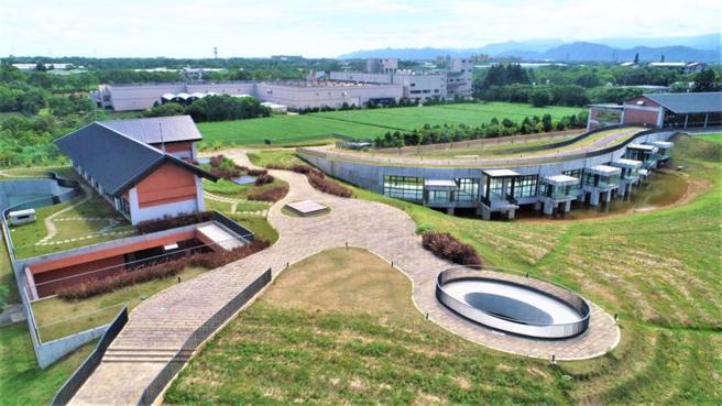 桃园市「台湾客家茶文化馆暨周边景观工程」在本届美国缪思设计奖（Muse Design Awards）中，从6000多件参赛作品中脱颖而出，以独特创新的空间设计融入茶道精神，获得景观类银奖。（图/ 中央社）