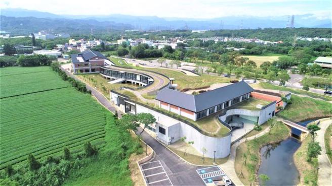 桃园市「台湾客家茶文化馆暨周边景观工程」在2022美国缪思设计奖（Muse Design Awards）中获得景观类银奖，让世界看见桃园的建筑。（图/ 中央社）