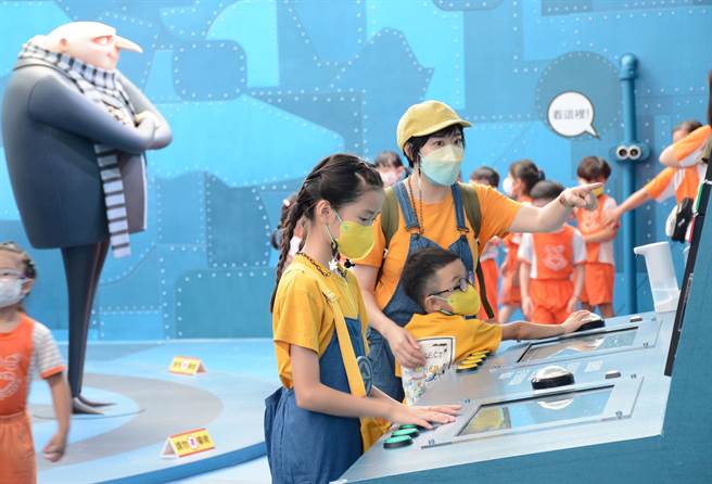 「屏东儿童青春艺术节」由小小兵特展打头阵，可爱魅力大人小孩无法挡。（林和生摄）