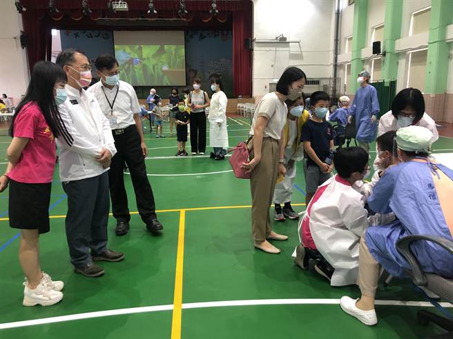 蔡炳坤（左二）1日到五常国小视察疫苗施打情况，并表示台北市双语环境是整体规画。（张芷瑜摄）