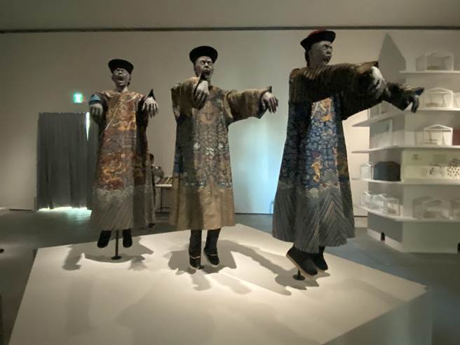 南美馆的「亚洲地狱与幽魂特展」，展品之一的殭尸吸引大批民眾朝圣。(曹婷婷摄)