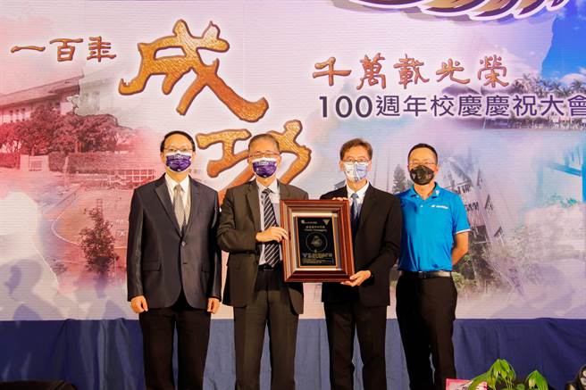 成功高中百年校慶特舉行小行星頒贈儀式，在全校師生見證下，讓「成功」躍上宇宙。由左而右依序為中央大學主任秘書周立德、中央大學校長周景揚、成功高中校長孫明峯、鹿林天文台台長林宏欽。(中央大學提供／李侑珊台北傳真)