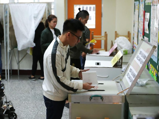 中选会今（18）日公布111年地方公职人员选举相关讯息，此次选举人数有近1930万人。图为民眾过去的投票画面。（本报资料照片/示意图）