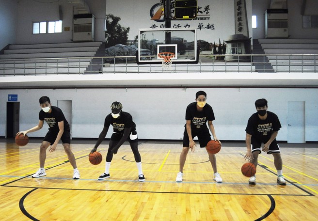 醒吾科大男篮队 (右起)林展右、仲俊威、阿比伯、蔡明峻在醒吾科大的日常运球训练。(醒吾科大提供)