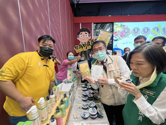 電子化台南好康券提供許多食衣住行的好康。（洪榮志攝）