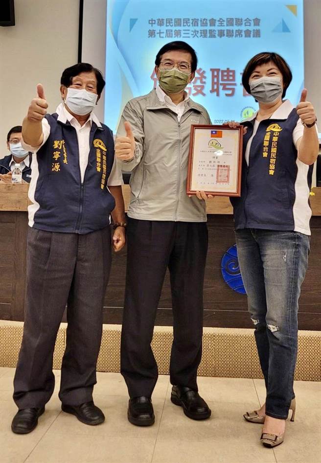 交通部長王國材（中）表示，民宿要發揮特色、強化數位轉型。（民宿全聯會提供／廖志晃南投傳真）