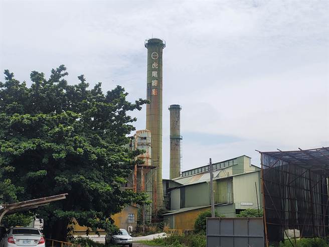 虎尾糖廠設立迄今116年，每年11月到3月仍出動小火車載運甘蔗榨汁、過濾、蒸發製糖，全台僅剩虎尾、善化糖廠仍在運作，虎尾是全台唯一還維持以鐵道運輸甘蔗的糖廠。（周麗蘭攝）