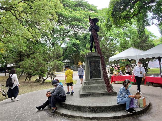 虎尾同心公園裡「引種南非310種紀念碑」，這座1955年設立的紀念碑是為紀念1947年從南非引入「N：Co310」甘蔗品種。當時台灣向各國請求蔗種，只有南非共和國回應，提供36株蔗種並試種成功。（周麗蘭攝）