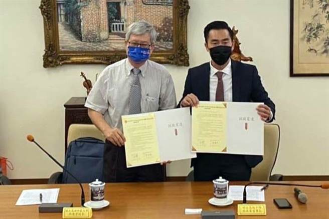 國立高雄師範大學1日上午與林獻堂博物館、創藝天時科技公司共同簽署合作策略聯盟協議書。（高師大提供／袁庭堯高雄傳真）