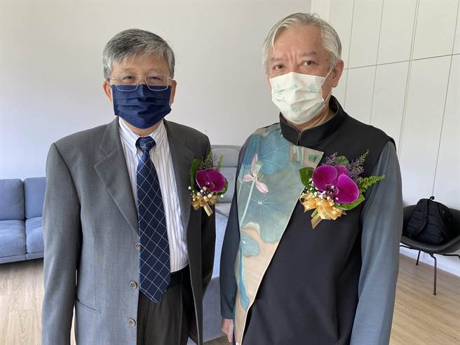 国立台湾美术馆长廖仁义（左），与原国美馆长梁永斐（右）典礼前接受专访。（张妍溱摄）