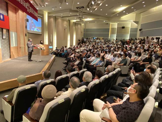 国立台湾美术馆7月1日举行「卸任、新任馆长交接典礼」，典礼上贵宾及文化人士齐聚一堂、座无虚席。（张妍溱摄）