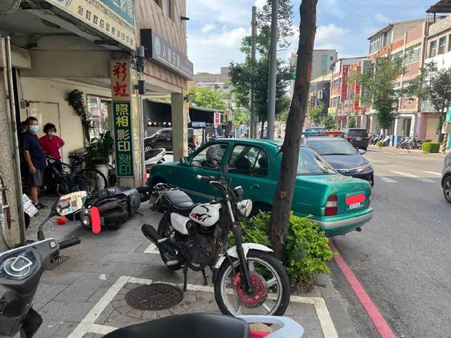 現場無人受傷，車輛也無明顯損傷，最後雙方達成和解。（警方提供）