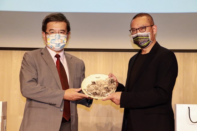 高科大与卫武营国家艺术文化中心签署合作备忘录，展开5年的合作计画。高科大校长杨庆煜 (图左) 特别以一件高科大第一届青艺奖典藏画作复制的文创商品致赠卫武营艺术总监简文彬 (图右)，象徵未来的合作将从艺术出发。(照片/国立高雄科技大学提供)