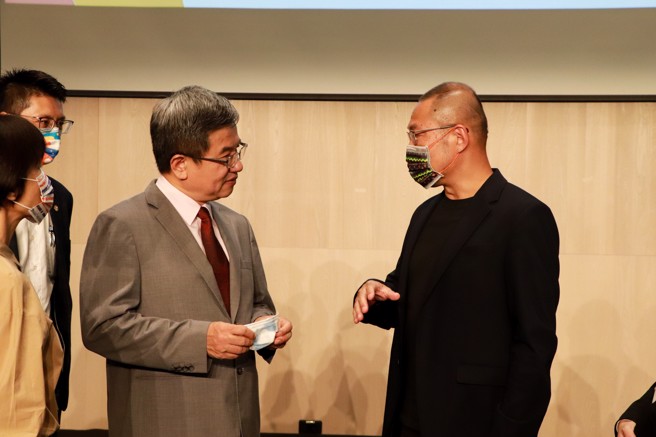 卫武营艺术总监简文彬(右)表示，高科大是全国最大的科技大学，学生近三万人，「我们很希望三万人都可以到卫武营来」。高科大校长也特别分享，高科大原先在2020年链结春禾剧团的南部演出，后却因COVID-19疫情席卷全球而被迫取消。(照片/国立高雄科技大学提供)