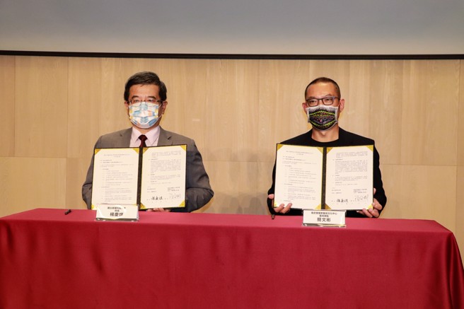 高科大30日与卫武营国家艺术文化中心签署合作备忘录，未来将合开跨领域创新实践课程，共同培训艺文及创作人才，提升学生的人文素养。(左为高科大校长杨庆煜，右为卫武营艺术总监简文彬) (照片/国立高雄科技大学提供)