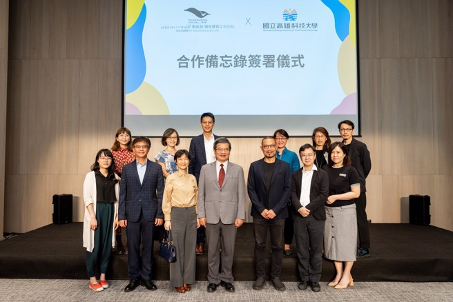 高科大30日与卫武营国家艺术文化中心签署合作备忘录，未来将合开跨领域创新实践课程，共同培训艺文及创作人才，提升学生的人文素养。(左为高科大校长杨庆煜，右为卫武营艺术总监简文彬) (照片/国立高雄科技大学提供)